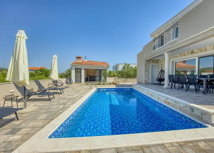 Solea With Pool Holiday home Bibinje