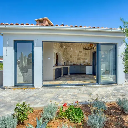 Solea With Pool Ferienhaus
