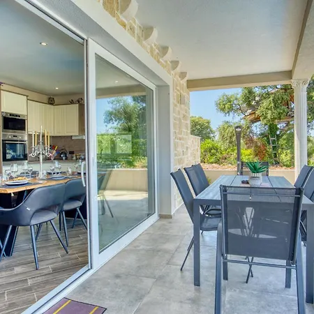 Solea With Pool Holiday home *