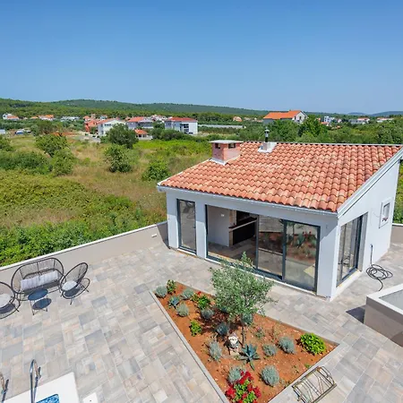 Solea With Pool Holiday home *