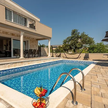 Solea With Pool Ferienhaus *