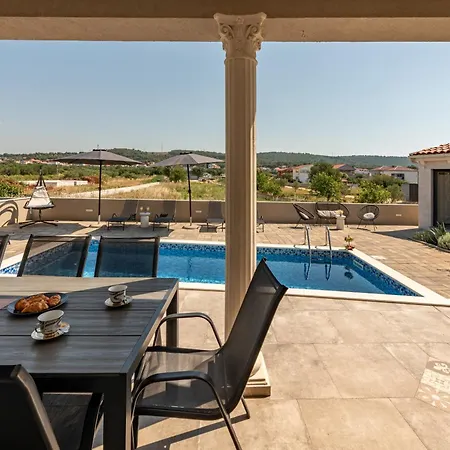 Solea With Pool Holiday home *